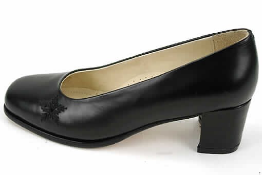 Freizeitschuhe,sog. Damenschuh PIA Art. 237 D, siehe Foto
- mit Laufsohlen (lt. Antrag) aus Leder,
- mit Oberteil (lt. Antrag) aus Leder,
- mit geschlossenem Blatt,
- ohne Metallschutz in der Vorderkappe,
- ohne Verschlußverrichtung,
- mit Absatz,
- nicht den Knöchel bedeckend,
- mit einer Länge der Innensohle von mehr als 24 cm,
- für Frauen.