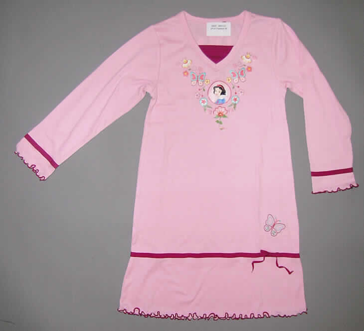 Nachthemd, sog. Mädchen-Nachthemd, Order 50206, Größe 116, siehe Foto
- aus 0,7 mm dicken, einfarbigen Gewirken aus lt. Antrag 65 % Polyester (synthetische
  Chemiefasern) und 35 % Baumwolle,
- bis knapp über die Knie reichend (Rückenlänge: 67 cm),
- mit einem V-förmigen Ausschnitt mit einem kontrastfarbenen Einsatz, 
- ohne Öffnung und ohne Verschluss, somit ohne Merkmale, die auf einen bestimmten 
  Trägerkreis hinweisen (unisex),
- mit langen Ärmeln,
- in Brusthöhe mit einem großflächigen Motivaufdruck, der sich auf dem Rückenteil 
  unterhalb des Halsausschnitts teilweise wiederholt,
- oberhalb der Ärmelenden und des unteren Randes mit einem aufgenähten,
  kontrastfarbenen Band verziert, zusätzlich in Höhe des linken Oberschenkels mit
  einer kleinen Stickerei in Form eines Schmetterlings gearbeitet,
- an den Ärmelenden und am unteren Rand mit kontrastfarbenen Überwendlichnähten
  gesäumt und dabei gekräuselt,
- insbesondere nach Schnitt (weit geschnitten), Ausstattung (z.B. Art der Verzierungen)
  und Gesamteindruck erkennbar dazu bestimmt, ausschließlich oder im Wesentlichen 
  als Nachtkleidung im Bett getragen zu werden (somit kein Kleid).