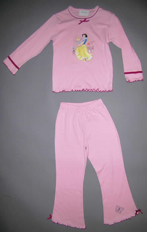 Schlafanzug, sog. Mädchen-Schlafanzug, Order 50205, Größe 116, siehe Fotos
- aus 0,7 mm dicken, einfarbigen Gewirken aus lt. Antrag 65 % Polyester (synthetische 
  Chemiefasern) und 35 % Baumwolle, 
- nach Schnitt (weit), Ausstattung (z.B. Art der Verzierungen) und Gesamteindruck erkennbar dazu
  bestimmt, ausschließlich oder im Wesentlichen als Nachtkleidung im Bett getragen zu werden,
- ohne Öffnung und ohne Verschluss; ohne Merkmale, die auf einen bestimmten Trägerkreis 
  (Knaben oder Mädchen) hinweisen (unisex),
- am unteren Rand des Oberteils, an den Ärmelenden und an den Hosenbeinenden mit
  kontrastfarbenen Überwendlichnähten gesäumt und dabei gekräuselt,
- Oberteil: über die Taille reichend (Rückenlänge: 48,5 cm),
-- mit einem halsnahen Ausschnitt, mit kontrastfarbener Paspelierung, 
-- mit langen Ärmeln, oberhalb der Ärmelenden mit einem aufgenähten, kontrastfarbenen Band
   verziert,
-- in Brusthöhe mit einem großflächigen Motivaufdruck, der sich auf dem Rückenteil unterhalb 
   des Halsausschnitts teilweise wiederholt,
- lange Hose: in der Taille abschließend, mit einem elastischen Taillenbund,
-- mit knöchellangen, weiten Hosenbeinen,
-- auf dem linken Hosenbein oberhalb des Hosenbeinendes mit einer kleinen Stickerei in Form 
   eines Schmetterlings verziert.
