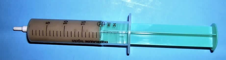 Angaben: Alu-Plus Paste  249-130. Die aus gereinigten, gebleichten, vorwiegend gesättigten 
Kohlenwasserstoffen und Siliciumdioxid bestehende Paste wird in Verbindungsdosenklemmen 
für elektrische Aluminiumleiter eingesetzt. Die Paste soll hierbei den Leiter vor Korrosion 
schützen.
Feststellungen: Die beiden vorgelegten Füllspritzen beinhalten 20ml einer hellbraunen, 
pastenartigen Masse. Nach dem Ergebnis der IR-spektroskopischen Untersuchung kann 
davon ausgegangen werden, dass es sich bei der Ware um eine Zubereitung auf der Basis 
von überwiegend gesättigten Kohlenwasserstoffen von vaselinartiger Konsistenz handelt. 
Asche (800°C/3h): 43,8%.

Befund: Zubereitetes Rost- oder Korrosionsschutzmittel auf der Grundlage von Schmierstoffen, 
andere