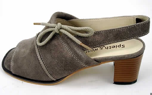 Freizeitschuhe für Frauen, sog. Damensandale PILLA Art. 238 D, siehe Bild
- mit Laufsohlen aus Leder (lt. Antrag),
- mit Oberteil aus Leder (lt. Antrag),
- nicht den Knöchel bedeckend,
- nicht mit geschlossenem Blatt,
- mit einer größten Höhe des Absatzes (einschließlich der Sohle) von mehr als 3 cm.