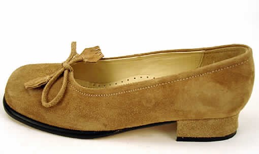 Freizeitschuhe,sog. Damenschuh PALOMA Art. 239 D, siehe Foto
- mit Laufsohlen (lt. Antrag) aus Leder,
- mit Oberteil (lt. Antrag) aus Leder,
- mit geschlossenem Blatt,
- ohne Metallschutz in der Vorderkappe,
- ohne Verschlußverrichtung; mit Zierschnürsenkel ausgestattet,
- mit Absatz,
- nicht den Knöchel bedeckend,
- mit einer Länge der Innensohle von mehr als 24 cm,
- für Frauen.