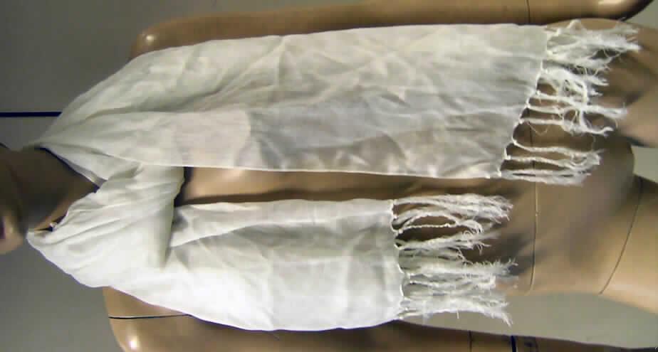 Schal,
- aus 0,5 mm dicken, einfarbigen Geweben aus laut Antrag 100% Viskose (künstliche
  Chemiefasern),
- rechteckig, in den Abmessungen: ca. 172 cm x 61 cm,
- an den Längsseiten mit echten Webkanten, an den Schmalseiten mit gedrehten und an den
  Enden verknoteten Fransen (somit konfektioniert),
- nicht handgearbeitet.