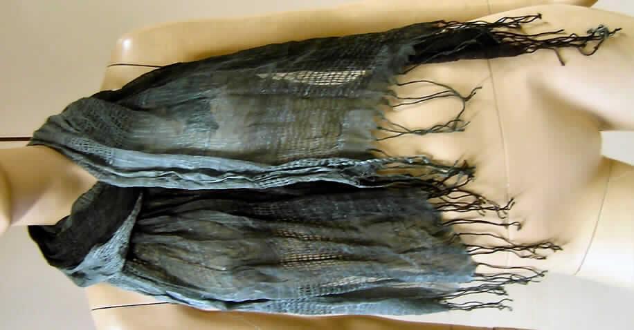Schal,
- aus bis zu 0,8 mm dicken, unterschiedlich strukturierten, gefärbten Geweben aus
  laut Antrag 100% Baumwolle,
- rechteckig, in den Abmessungen: ca. 168 cm x 51 cm,
- an den Längsseiten mit echten Webkanten, an den Schmalseiten mit gedrehten Fransen
  (somit konfektioniert),
- nicht handgearbeitet.