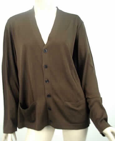 Strickjacke für Männer, Modell K315S, Größe L, siehe beigefügtes Foto,
- aus 0,8 mm dicken, einfarbigen Gewirken aus lt. Antrag 85% Seide und 15% Kaschmir
  (feine Tierhaare),
- über die Taille reichend (Rückenlange: 67 cm), 
- mit einem V-förmigen Halsausschnitt ohne Kragen,
- vorn mit einer durchgehenden Öffnung mit Knopfverschluss von links über rechts
  (Männerkleidung),
- mit langen Ärmeln,
- vorn mit zwei eingesetzten, offenen Taschen unterhalb der Taille (u.a. deshalb kein
  Hemd der Position 6105),
- ungefüttert, nicht in Bahnen gearbeitet, somit ohne Formfestigkeit (damit keine Jacke 
  der Position 6103),
- am unteren Rand mit einem abgepasst gewirkten, doppelten, nicht verengenden Abschluss.