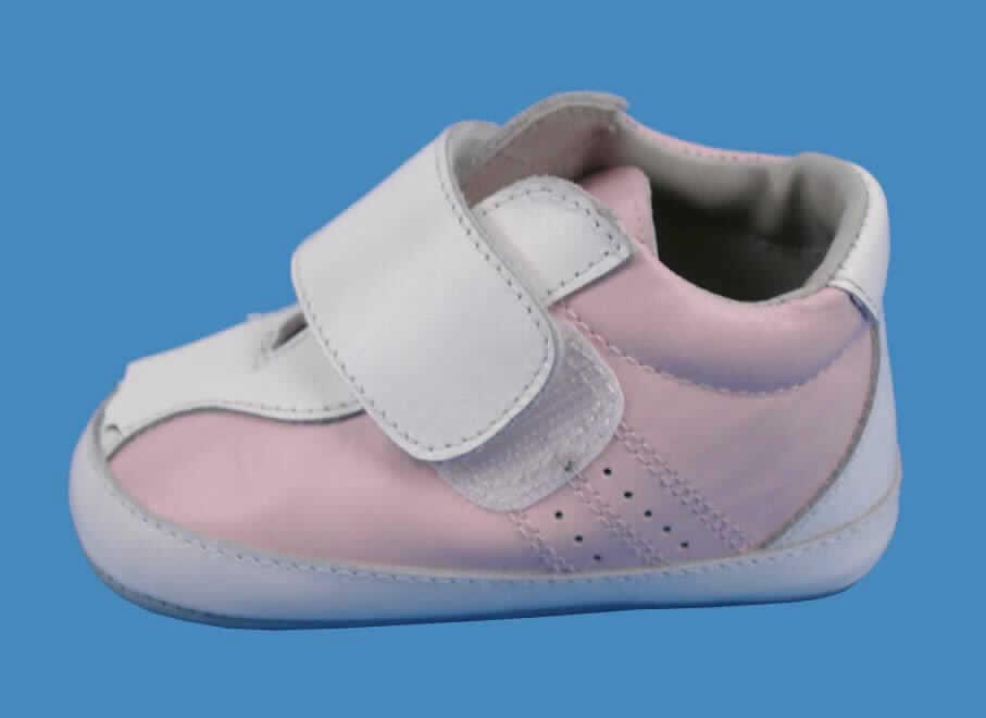 Freizeitschuhe (lt. Antrag: "Babyschuh, Art.-Nr.: 2709")
- mit Oberteil aus Leder,
- mit Laufsohlen aus widerstandsfähigen Spinnstoffen (zur Rutschsicherheit mit   
  Kunststoffnoppen ausgestattet) und einer Randeinfassung aus Leder (= Verstärkungsteil /
  Sohlenschutz),
- auf das Oberteil sind an mehreren Stellen Stücke aus Leder als Verstärkungsteile 
  aufgesetzt