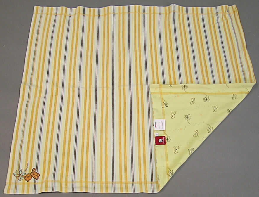 Decke, sog. Babydecke, siehe Foto,
- rechteckig, in den Abmessungen: 79 cm x 68 cm,
- doppellagig gearbeitet:
-- Schauseite aus 1,6 mm dicken, buntgewirkten Samtgewirken mit einer Floroberfläche
   aus lt. ergänzenden Antragsangaben 75% Baumwolle und 25% Polyester (synthetische
   Chemiefasern) und einer 
-- Unterseite aus 0,9 mm dicken, bedruckten Gewirken aus lt. ergänzenden Antragsangaben 
   100% Baumwolle,
- beide Lagen sind an den Rändern zusammengenäht (somit konfektioniert),
- in einer Ecke mit einer kleinen Applikationsstickerei verziert,
- ohne elektrische Heizvorrichtung,
- nicht gepolstert (somit keine Bettausstattung der Position 9404),
- kennzeichnet sich nach Ausstattung und Verwendungszweck als Decke, somit keine Ware 
  der Position 6111.