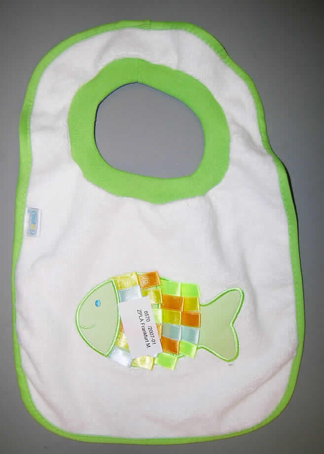 Bekleidungszubehör für Kinder, sog. Lätzchen, Artikel: Ribbon Bib # 141,
für Kinder von 6 bis 24 Monaten, siehe Foto,
- aus 2 mm dicken, einfarbigen Schlingengewirken aus lt. Antrag 100 % Baumwolle,
- in annähernd rechteckiger Form, an den Ecken abgerundet; mit den Abmessungen ca. 
  38 cm x 28 cm,
- im oberen Drittel mit einer runden Öffnung mit einer 2 cm breiten, kontrastfarbenen,
  gerippten, doppelt gearbeiteten Randeinfassung, mit einem Umfang von ca. 32 cm 
  (entspricht Größe 92 und größer, somit kein Bekleidungszubehör für Kleinkinder der 
  Positon 6111),
- an den Rändern mit schmalen, kontrastfarbenen Streifen aus Gewirken eingefasst, 
- vorn mit einer großen Applikationsstickerei ("Fisch" mit "Schuppen" aus schmalen
  Streifen aus Geweben).