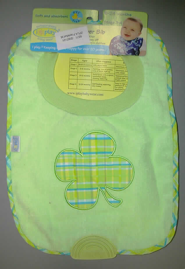 Bekleidungszubehör für Kinder, sog. Lätzchen mit Beißring, Artikel: Teether Bib # 120,
für Kinder von 6 bis 24 Monaten, siehe Foto,
- auf einer Pappunterlage,
- aus 2,2 mm dicken, einfarbigen Schlingengewirken aus lt. Antrag 100 % Baumwolle,
- in annähernd rechteckiger Form, an den Ecken abgerundet; mit den Abmessungen ca. 
  38 cm x 28 cm,
- im oberen Drittel mit einer runden Öffnung mit einer 2,5 cm breiten, gerippten, doppelt 
  gearbeiteten Randeinfassung, mit einem Umfang von ca. 32 cm (entspricht Größe 92 und 
  größer, somit kein Bekleidungszubehör für Kleinkinder der Positon 6111),
- an den Rändern mit schmalen Streifen aus Geweben eingefasst, 
- vorn mit einer großen Applikationsstickerei,
- am unteren Rand mit einem eingesetzten, halbrunden (ca. 7,5 cm x 4,5 cm) Zuschnitt aus 
  Kunststoff (sog. Beißring).