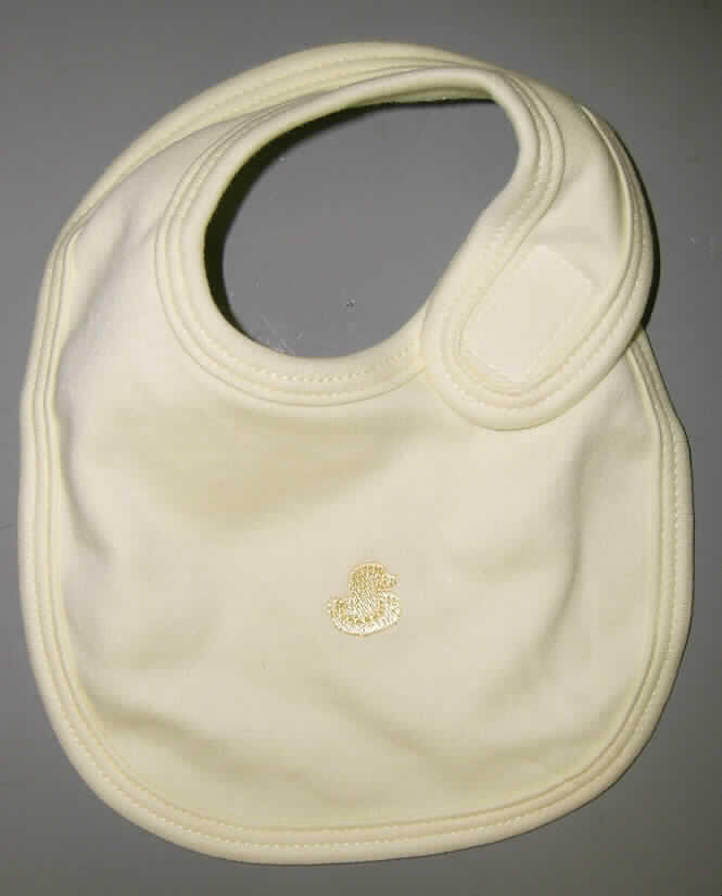 Bekleidungszubehör für Kleinkinder, sog. Lätzchen, Artikel: Embroidered Newborn Knit Bib # 102,
für Kinder bis 3 Monate, siehe Foto,
- doppellagig gearbeitet, aus 0,8 mm dicken, einfarbigen, glatten Gewirken aus 
  lt. Antrag 100 % Baumwolle, 
- in annähernd runder Form, mit einem Durchmesser von ca. 18 cm,  
- mit einer fast runden Halsaussparung,
- mit Klettverschluss, 
- an den Rändern mit schmalen Gewirkestreifen eingefasst,
- vorn mit einer kleinen Applikationsstickerei verziert,
- für Kinder unter 18 Monaten bestimmt, kennzeichnet sich u. a. somit als Bekleidungs-
  zubehör für Kleinkinder.