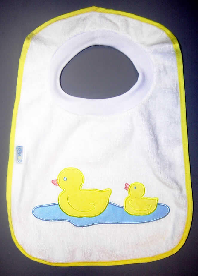 Bekleidungszubehör für Kinder, sog. Lätzchen, Artikel: Applique Bib # 138,
für Kinder von 6 bis 24 Monaten, siehe Foto,
- auf einer Pappunterlage,
- aus 1,8 mm dicken, einfarbigen Schlingengewirken aus lt. Antrag 100 % Baumwolle,
- in annähernd rechteckiger Form, an den Ecken abgerundet; mit den Abmessungen ca. 
  38 cm x 28 cm,
- im oberen Drittel mit einer runden Öffnung mit einer 2,5 cm breiten, gerippten, 
  doppelt gearbeiteten Randeinfassung, mit einem Umfang von ca. 32 cm (entspricht 
  Größe 92 und größer, somit kein Bekleidungszubehör für Kleinkinder der 
  Positon 6111),
- an den Rändern mit schmalen, kontrastfarbenen Streifen aus Geweben eingefasst, 
- vorn mit einer großen Applikationsstickerei ("Entchen") verziert.