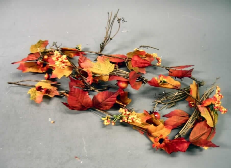 Ware aus künstlichen Früchten/Blattwerk/Blumen (lt. Antrag: "Herbstgirlande", siehe Abbildung), 
- in Form einer ca. 180 cm langen Girlande, zu Dekorationszwecken,
- aus durch Zusammenfügen und Kleben in Blumenbindetechnik hergestellten künstlichen 
  Nachbildungen von:
-- künstlichen Physalen aus überwiegend Papier,
-- künstlichen Beeren aus überwiegend Kunststoff,
-- künstlichem Blattwerk aus überwiegend Spinnstoff und
-- natürlichem pflanzlichem Material,
- im Hinblick auf den Umfang und das optische Erscheinungsbild (Zierwirkung) bestimmen
  das künstliche Blattwerk, die künstlichen Früchte und die künstlichen Blumen den Charakter 
  der Ware; bei diesen wiederum ist nach Umfang der Spinnstoff und das Papier charakter-
  bestimmend,
- für den Einzelverkauf in einer klarsichtigen Kunststofftüte aufgemacht.