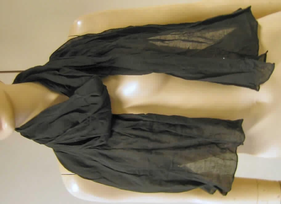 Schal,
- aus 0,5 mm dicken, einfarbigen, leicht transparenten Geweben aus laut Antrag
  100% Polyester (synthetische Chemiefasern),
- rechteckig, in den Abmessungen: ca. 175 cm x 41 cm,
- an allen Rändern gesäumt (somit konfektioniert),
- nicht handgearbeitet.