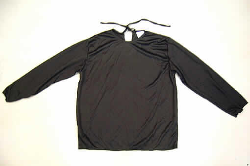 Warenzusammenstellung, bestehend aus einer Kombination (Bluse und lange Hose), einer Kopf-
bedeckung, einem Bekleidungszubehör (sog. Umhang) und einem Gürtel, sog. Ninja, Art. 88783, 
Kindergröße M (7 - 11) ~ Größe 122 - 146, siehe Foto
- in Aufmachung für den Einzelverkauf, zur Befriedigung eines speziellen Bedarfs zusammen-
  gestellt,
- gehört als Maskenkostüm aus Spinnstoffen nicht zum Warenkreis der Karnevalsartikel der 
  Position 9505,
- nach Umfang und Wert verleiht die Kombination (Bluse und lange Hose) der Warenzusammenstellung
  ihren wesentlichen Charakter,
- Kombination:
-- aus 0,45 mm dicken, einfarbigen Gewirken aus lt. Antrag 100 % synthetischen Chemiefasern,
-- vollständig aus ein und demselben Flächenerzeugnis hergestellt, 
-- ohne Merkmale, die auf den Trägerkreis (Knaben oder Mädchen) hinweisen (unisex),
-- Bluse:
--- mit einem runden Halsausschnitt, mit Randeinfassung,
--- hinten mit einer kurzen, nicht durchgehenden Öffnung, mit Verschluss aus zwei Bindebändern, 
    die aus der Fortsetzung der Randeinfassung gebildet wurden,
--- über die Taille reichend (Rückenlänge: 54 cm),
--- mit langen Ärmeln, 
--- an den Ärmelenden und am unteren Rand durch Überwendlichnähte gesäumt,
--  lange Hose:
--- in der Taille abschließend, mit einem elastischen Taillenbund,
--- mit knöchellangen Hosenbeinen, an den Beinabschlüssen durch Überwendlichnähte gesäumt,
- Kopfbedeckung:
-- in Art einer Sturmhaube gearbeitet,
-- aus 0,45 mm dicken, einfarbigen Gewirken aus lt. Antrag 100 % synthetischen Chemiefasern,
-- durch Zusammennähen von Gewirkezuschnitten hergestellt,
-- ohne Schirm,
-- den gesamten Kopf mit Ausnahme der Augen bedeckend,
-- an den Rändern mit Überwendlichnähten gesäumt,
- Bekleidungszubehör (sog. Umhang):
-- aus einem 4,1 mm dicken, zweilagigen Flächenerzeugnis, mit einer Außenlage aus einem 
   einfarbigen (rot) Gewirke aus lt. Antrag 100 % synthetischen Chemiefasern und einer Innen-
   lage aus einem Zellkunststoff; die Außenlage ist bedruckt und dient damit nicht nur der 
   Verstärkung (damit keine Ware des Kapitels 39),
-- weder gummielastisch noch kautschutiert, 
-- die Schultern bedeckend und unterhalb der Schulterblätter endend,
-- mit einem leicht halsfernen, V-förmigen Ausschnitt, 
-- vorn mit einer über die Brust bis fast zum Schritt reichenden Verlängerung, die eine Art
   Brustschild vor dem Oberkörper bildet, mit einem großen Aufdruck (Drache),
-- aufgrund der geringen Länge kein Umhang der Position 6102; stellt sich als Bekleidungs-
   zubehör der Position 6117 dar,
-- an allen Rändern mit einer kontrastfarbenen Randeinfassung,
- Bekleidungszubehör (Gürtel):
-- in Art eines Kummerbundes gearbeitet,
-- der mittlere Teil ist aus einem zweilagigen Flächenerzeugnis gearbeitet, mit einer Außenlage
   aus einem einfarbigen, dichten Gewirke und einer Innenlage aus einem Schaumkunststoff 
   (Meterware der Position 5903), die beiden äußeren, bandartigen Teile sind aus einem 
   0,6 mm dicken, einfarbigen Gewirke aus lt. Antrag 100 % synthetischen Chemiefasern gearbeitet,
-- in den Abmessungen: Länge (insgesamt) 133 cm, und einer reite von etwa 7 cm,
   -- der mittlere Teil ist an den beiden Längsseiten mit einem kontrastfarbenen Zuschnitt 
   eingefasst.