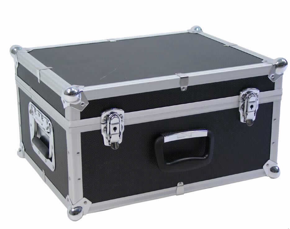 Handkofferähnliches Behältnis, sog. Gerätekiste, s. Fotos,
- mit einer Außenseite aus Aluminium auf einer Unterkonstruktion aus Holzfaserplatten,
- mit einem Kantenschutz aus Aluminiumprofilen und Eckbeschlägen aus unedlem Metall,
- mit einem Tragegriff aus Kunststoff an einer Längsseite,
- mit jeweils einem Griff aus unedlem Metall mit Kunststoffüberzug an den Schmalseiten,
- mit zwei abschließbaren Bügelschlössern aus unedlem Metall,
- innen mit Schaumkunststoff ausgekleidet,
- im Kofferdeckel mit zwei elastischen Haltebändern, die durch Annähen sieben universelle
  Einsteckmöglichkeiten aufweisen,
- mit einer Größe von ca. 47 x 26 x 37 cm,
- nicht zur Aufnahme von bestimmten Werkzeugen vorgerichtet,
- nicht erkennbar, dass die Haltebänder ausschließlich oder zumindest hauptsächlich zum
  Einstecken von Werkzeugen genutzt werden.