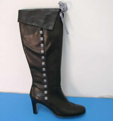 Stiefel (siehe Foto),
- mit Laufsohlen aus Leder (den größten Teil der Berührungsfläche mit dem Boden bildend)
  und Kunststoff,
- mit Oberteil aus Leder,
- mit Verstärkungsteilen und Zubehörteilen aus Leder,
- mit Verzierungen in Form von eingezogenen Spinnstoffbändern,
- mit Reißverschluss,
- ohne Metallschutz in der Vorderkappe,
- den Knöchel und die Wade bedeckend (Schafthöhe: ca. 37 cm),
- mit einer Länge der Innensohle von mehr als 24 cm,
- für Frauen.