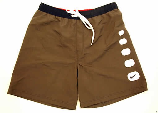 Badehose, sog. Badeshorts, Art. EME 1804 Color 03, Größe L, siehe Foto,
- aus verschiedenen, 0,4 mm dicken, einfarbigen Geweben aus lt. Antrag 100 % Polyester 
  (synthetische Chemiefasern),
- in der Taille abschließend, mit einem elastischen Taillenbund mit Kordelzug,
- mit einer durch kontrastfarbene Nähte angedeuteten Verschlußattrappe,
- ohne Öffnung und ohne Verschluß; ohne Merkmale, die auf den Trägerkreis (Männer/
  Frauen) hinweisen (unisex),
- mit einem Innenslip mit enganliegenden Abschlüssen,
- mit kurzen Hosenbeinen, die nicht das Knie bedecken (Seitenlänge: 50 cm),
- an den Beinabschlüssen gesäumt; auf dem linken Hosenbein mit aufgedruckten Motiven,
- mit einer aufgesetzten Gesäßtasche mit Patte und schmalem Klettverschluß zu schließen,
- kennzeichnet sich nach Material, Schnitt und Ausstattung als Badehose (Badeshort),
  somit keine kurze Hose der Pos. 6204.