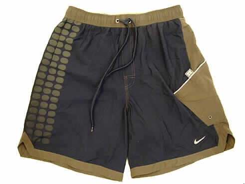 Badehose, sog. Badeshorts, Art. EME 1803 Color 44, Größe L, siehe Foto,
- aus verschiedenen, 0,4 mm dicken, einfarbigen Geweben aus lt. Antrag 100 % Polyester 
  (synthetische Chemiefasern),
- in der Taille abschließend, mit einem elastischen Taillenbund mit Kordelzug,
- mit einer durch kontrastfarbene Nähte angedeuteten Verschlußattrappe,
- ohne Öffnung und ohne Verschluß; ohne Merkmale, die auf den Trägerkreis (Männer/
  Frauen) hinweisen (unisex),
- mit einem Innenslip mit enganliegenden Abschlüssen,
- mit kurzen Hosenbeinen, die nicht das Knie bedecken (Seitenlänge: 50 cm),
- an den Beinabschlüssen gesäumt; auf dem rechten Hosenbein mit aufgedruckten Motiven,
  auf dem linken Hosenbein mit aufgenähtem Firmenemblem und einer aufgesetzten Tasche,
  die vollständig mit Klettverschluß zu schließen ist, mit einem kleinen, gesäumten Loch zur 
  Verbesserung des Wasserablaufs,
- kennzeichnet sich nach Material, Schnitt und Ausstattung als Badehose (Badeshort),
  somit keine kurze Hose der Pos. 6204.