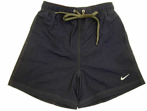 Badehose, sog. Badeshorts, Art. EBE 1802 C-44, Größe M, siehe Foto,
- aus 0,4 mm dicken, einfarbigen Geweben aus lt. Antrag 100 % Polyester (synthetische 
  Chemiefasern),
- in der Taille abschließend, mit einem elastischen Taillenbund mit Kordelzug,
- ohne Öffnung und ohne Verschluß; ohne Merkmale, die auf den Trägerkreis (Männer/
  Frauen) hinweisen (unisex),
- mit einem Innenslip mit enganliegenden Abschlüssen,
- mit kurzen Hosenbeinen, die nicht das Knie bedecken (Seitenlänge: 37 cm),
- an den Beinabschlüssen gesäumt; auf dem rechten Hosenbein mit einer eingesetzten 
  Tasche, die vollständig mit Klettverschluß zu schließen ist,
- auf dem linken Hosenbein mit aufgenähtem Firmenemblem,
- kennzeichnet sich nach Material, Schnitt und Ausstattung als Badehose (Badeshort),
  somit keine kurze Hose der Pos. 6204.