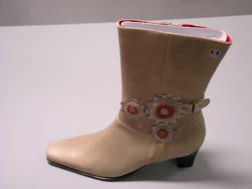 Stiefel (siehe Foto),
- mit Laufsohlen aus Kautschuk (lt. Antrag),
- mit Oberteil aus Leder,
- mit Verstärkungsteilen aus Leder, 
- mit Verzierungen aus Leder und Nieten aus Metall,
- mit einem Reißverschluss und einem schmalen Schnallenverschluss ausgestattet,
- ohne Metallschutz in der Vorderkappe,
- den Knöchel, jedoch nicht die Wade bedeckend (Schafthöhe: ca. 20 cm),
- mit einer Länge der Innensohle von mehr als 24 cm,
- für Frauen, 
- nach Ausstattung und Form nicht für Sportzwecke geeignet.