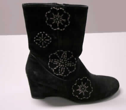 Stiefel (siehe Foto),
- mit Laufsohlen aus Kautschuk (lt. Antrag),
- mit Oberteil aus Leder,
- mit Verzierungen in Form von Stickereien,
- mit Reißverschluss,
- mit Keilabsatz, 
- ohne Metallschutz in der Vorderkappe,
- den Knöchel, jedoch nicht die Wade bedeckend (Schafthöhe: ca. 18 cm),
- mit einer Länge der Innensohle von mehr als 24 cm,
- für Frauen, 
- nach Ausstattung und Form nicht für Sportzwecke geeignet.