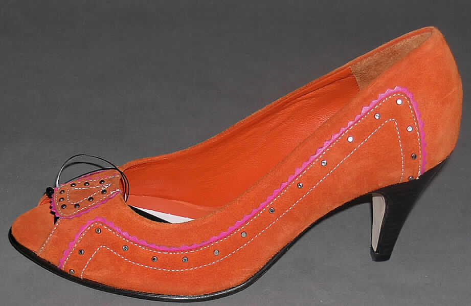 Freizeitschuhe für Frauen (siehe Foto)
- mit Laufsohlen aus (lt. Antrag) Leder,
- mit Oberteil (nicht geschlossenes Blatt) aus (lt. Antrag) Leder, mit seitlichen Verzierungen
  aus Metallnieten,
- auf das Oberteil ist im Vorderfußbereich ein Stück aus Leder als Verstärkungsteil 
  aufgesetzt,
- nicht den Knöchel bedeckend,
- mit einer größten Höhe des Absatzes (einschließlich der Sohle) von mehr als 3 cm
