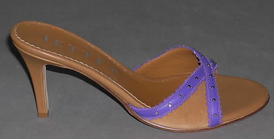 Freizeitschuhe für Frauen (siehe Foto)
- mit Laufsohlen aus (lt. Antrag) Leder,
- mit Oberteil (nicht geschlossenes Blatt) aus (lt. Antrag) Leder, mit seitlichen Verzierungen
  aus Metallnieten,
- auf das Oberteil sind Lederriemen als Verstärkungsteile aufgesetzt,
- nicht den Knöchel bedeckend,
- mit einer größten Höhe des Absatzes (einschließlich der Sohle) von mehr als 3 cm