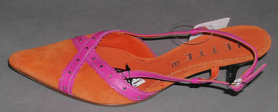 Freizeitschuhe für Frauen (siehe Foto),
- mit Laufsohlen aus Leder,
- mit Oberteil (geschlossenes Blatt) aus Leder, 
- auf das Oberteil sind mit Metallnieten versehene Lederriemen als Verstärkungsteile 
  aufgesetzt,
- mit Absatz,
- ohne Metallschutz in der Vorderkappe,
- nicht den Knöchel bedeckend,
- mit einer Länge der Innensohle von mehr als 24 cm