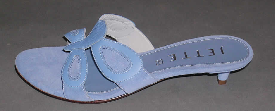 Freizeitschuhe für Frauen (siehe Foto)
- mit Laufsohlen aus (lt. Antrag) Leder,
- mit Oberteil (nicht geschlossenes Blatt) aus (lt. Antrag) Leder,
- auf das Oberteil sind Stücke aus Leder als Verstärkungsteile aufgesetzt,
- nicht den Knöchel bedeckend,
- mit einer größten Höhe des Absatzes (einschließlich der Sohle) von mehr als 3 cm