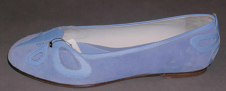 Freizeitschuhe für Frauen (siehe Foto),
- mit Laufsohlen aus Leder,
- mit Oberteil (geschlossenes Blatt) aus Leder, 
- auf das Oberteil sind an mehreren Stellen Stücke aus Leder als Verstärkungsteile auf-
  gesetzt,
- mit Absatz,
- ohne Metallschutz in der Vorderkappe,
- nicht den Knöchel bedeckend,
- mit einer Länge der Innensohle von mehr als 24 cm