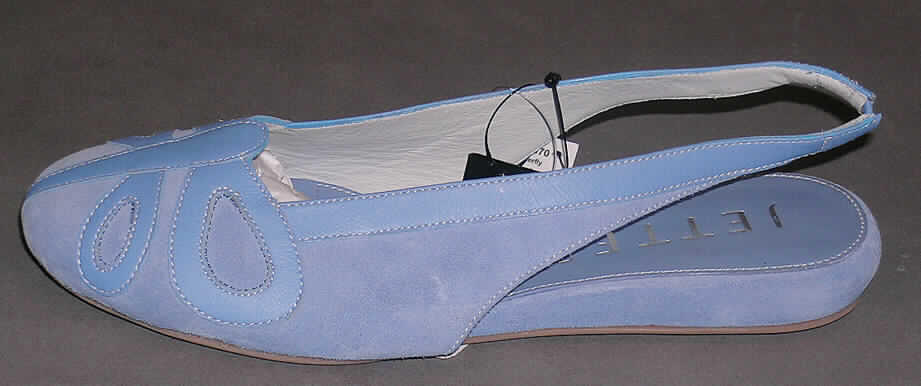 Freizeitschuhe für Frauen (siehe Foto)
- mit Laufsohlen aus (lt. Antrag) Kunststoff,
- mit Oberteil (geschlossenes Blatt) aus (lt. Antrag) Leder,
- auf das Oberteil sind an mehreren Stellen Stücke aus Leder als Verstärkungsteile
  aufgesetzt,
- ohne Metallschutz in der Vorderkappe,
- nicht den Knöchel bedeckend,
- mit einer Länge der Innensohle von mehr als 24 cm