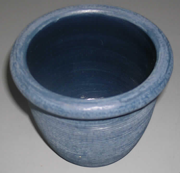 Pflanztopf, siehe Photo,
- unglasierter, blau bemalter, runder Pflanztopf, 
- mit einer Höhe von ca. 13 cm und einem oberen Durchmesser von ca. 15 cm,
- mit einem Loch im Boden,
- keramisches Erzeugnis, nach der Formgebung gebrannt, tonmineralhaltiges Material,
- nach dem Ergebnis der augenscheinlichen Untersuchung besteht die Ware aus Ton 
  (erdfarbener, dicker Scherben, inhomogene Bestandteile mit dem bloßen Auge 
  wahrnehmbar, haftet stark an der Zunge),
- das Loch im Boden bestimmt den Gebrauchswert der Ware als Behälter für Pflanzen,
  somit kein keramischer Ziergegenstand im Sinne der Position 6913,
- augenscheinlich nicht handgefertigt.
