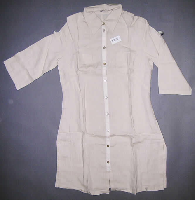 Kleid, sog. Leinen Longbluse Art. 592-655, Größe 40, siehe Foto,
- aus 0,5 mm dicken, einfarbigen Geweben aus lt. Antrag 100% Leinen,
- über den halben Oberschenkel reichend (Rückenlänge: 94 cm), 
- mit einem Umlegekragen,
- mit 3/4-langen Ärmeln, an der Innenseite mit einer angenähten Lasche aus Gewebeband, 
  an der Außenseite mit einer angenähten Schlaufe aus Gewebeband und zwei Ösen aus
  unedlem Metall ausgestattet; ermöglicht ein Umgestalten zu kurzen Ärmeln;
- vorn mit einer durchgehenden Öffnung mit Knopfverschluss von rechts über links; 
  der letzte Knopf befindet sich 18 cm oberhalb des unteren Randes,
- mit zwei aufgesetzten Brusttaschen,
- am unteren Rand mit 25,5 cm hoch reichenden Seitenschlitzen; 
  durch Umschlagen und Festnähen gesäumt,
- das Kleidungsstück kann aufgrund der schrittbedeckenden Länge des Knopfverschlusses 
  und trotz der hohen Seitenschlitze ohne ein weiteres, den Unterkörper bedeckendes 
  Kleidungsstück (Rock oder Hose) getragen werden; somit keine Hemdbluse der Pos. 6206.