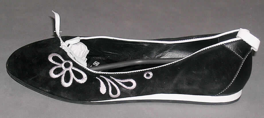 Freizeitschuhe für Frauen (siehe Foto)
- mit Laufsohlen aus (lt. Antrag) Kunststoff,
- mit Oberteil (geschlossenes Blatt) aus (lt. Antrag) Leder,
- ohne Metallschutz in der Vorderkappe,
- nicht den Knöchel bedeckend,
- mit einer Länge der Innensohle von mehr als 24 cm,
- aufgrund der Konzeption und Ausstattung nicht für eine sportliche Betätigung 
  geeignet