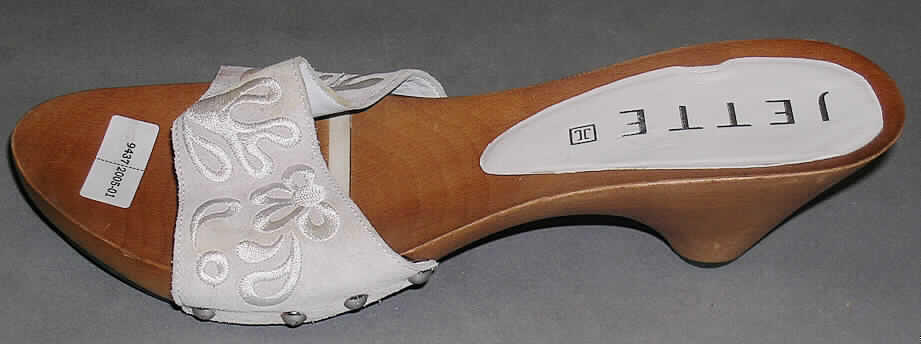 Freizeitschuhe (siehe Foto)
- mit Laufsohlen aus Kunststoff (Stoff, der die Berührungsfläche mit dem Boden bildet),
- mit einer Hauptsohle aus Holz,
- ohne Innensohle,
- ohne Metallschutz in der Vorderkappe,
- mit Oberteil aus einer Bandage aus Leder,
- nicht handgearbeitet