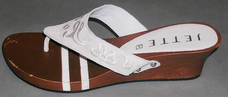 Freizeitschuhe (siehe Foto)
- mit Laufsohlen aus Kunststoff (Stoff, der die Berührungsfläche mit dem Boden bildet),
- mit einer Hauptsohle aus Holz,
- ohne Innensohle,
- ohne Metallschutz in der Vorderkappe,
- mit Oberteil aus einer Bandage aus Leder,
- nicht handgearbeitet