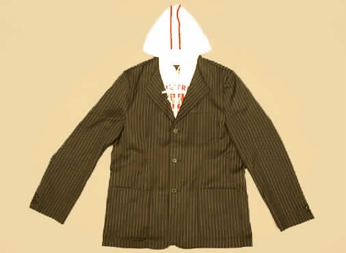 Jacke für Männer, in Erwachsenengröße, siehe Foto,
- überwiegend aus 0,6 mm dicken, buntgewebten Geweben aus lt. Antrag 50% 
  Baumwolle und 50% Polyester (synthetische Chemiefasern),
- über den Schritt reichend (Rückenlänge: 78 cm), 
- mit Reverskragen, 
- mit langen Ärmeln, an den Abschlüssen mit Zierknöpfen,
- vorn mit einer durchgehenden Öffnung, die mit drei Knöpfen von links über rechts 
  geschlossen wird (Männerkleidung), 
- an beiden Vorderteilen mit innen angenähten, doppelt gearbeiteten, ca 10 cm breiten 
  Zuschnitten aus Gewirken aus lt. Antrag 100 % Baumwolle, die mit einem Reißverschluß
  geschlossen werden; mit einem großflächigen Motivaufdruck; mit angesetzter Kapuze mit
  Kordelzug; soll den Eindruck erwecken, daß ein Sweatshirt unter der Jacke getragen
  wird,
- im Hinblick auf Umfang, Wert und Gesamteindruck bestimmen die Gewebe den Charakter
  des Kleidungsstücks,
- in Bahnen gearbeitet; leicht gefüttert; mit Innentaschen,
- mit einer Brusttasche und zwei Taschen unterhalb der Taille,
- am unteren Rand gesäumt,
- wird nicht als äußerstes Kleidungsstück über jeder anderen Bekleidung getragen (somit
  kein den Windjacken ähnliches Kleidungsstück der Pos. 6201).