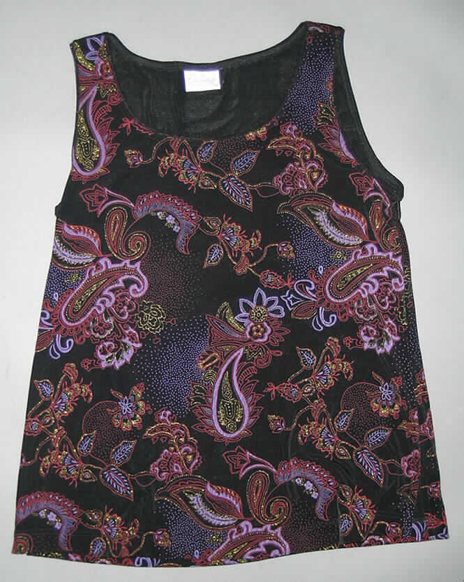 Zweiteilige Zusammenstellung bestehend aus einem modischen Unterhemd und einem
strickjackenähnlichen Kleidungsstück für Frauen, sog. Blusenset, Art. 72185, Größe 38, siehe Foto
- in gemeinsamer Aufmachung für den Einzelverkauf,
- aus 0,9 mm dicken, damit leichten, buntbedruckten (in Art eines Paisleymuster) Gewirken 
  aus lt. Antrag 93 % Acetat und 7 % Elasthan (Elastomergarn, beides Chemiefasern),
- Modisches Unterhemd:
-- über die Taille reichend (Rückenlänge: 64 cm), mit etwa 7 cm hoch reichenden 
   Seitenschlitzen, 
-- mit einem runden, leicht halsfernen Ausschnitt, 
-- ohne Öffnung und ohne Verschluss (u.a. daher keine Bluse der Position 6106),  
-- ärmellos, 
-- am Halsausschnitt und den Armausschnitten mit einer einfarbigen Paspelierung,
-- modisch gestaltet, wird unmittelbar auf der Haut getragen,
-- am unteren Rand durch Umschlagen und Festnähen gesäumt, 
-- erfüllt insbesondere aufgrund des leichten Gewirkes die Bedingungen zur Einreihung als
   modisches Unterhemd (damit u.a. kein Pullover der Position 6110).