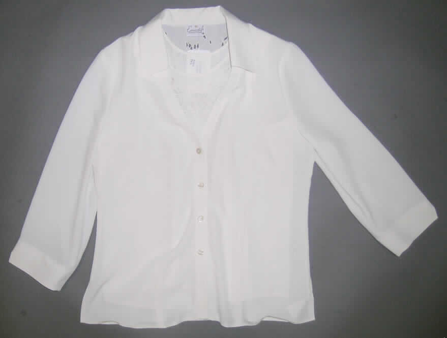 Zweiteilige Zusammenstellung bestehend aus einer Bluse und einer Hemdbluse für Frauen, 
sog. Blusenset, Art. 72510, Größe 38, siehe Foto
- in gemeinsamer Aufmachung für den Einzelverkauf,
- aus 0,5 mm dicken, damit leichten, einfarbigen Geweben aus lt. Antrag 100 % Polyester 
  (synthetische Chemiefasern),
- Bluse:
-- über die Taille reichend (Rückenlänge: 60 cm), mit etwa 7 cm hoch reichenden 
   Seitenschlitzen, 
-- mit einem runden, leicht halsfernen Ausschnitt, unterhalb des Halsausschnitts 
   mit einer floralen Lochstickerei verziert,
-- ohne Öffnung und ohne Verschluss,
-- mit Brustabnähern, somit eindeutig als Frauenkleidung erkennbar,
-- ärmellos, 
-- am Halsausschnitt und den Armausschnitten mit einer Randeinfassung gearbeitet,
-- am unteren Rand durch Umschlagen und Festnähen gesäumt.