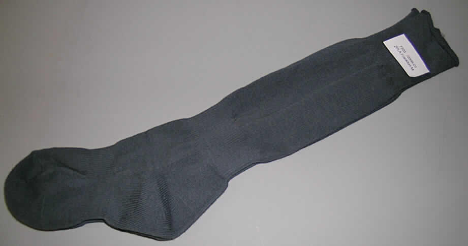 Socken, sog. Sportsocken, in Erwachsenengröße, siehe beigefügtes Foto,
- aus bis zu ca. 2,4 mm dicken, einfarbigen, unterschiedlich strukturierten Gewirken aus 
  lt. Antrag 98 % Polyamid und 2 % Elasthan (beides synthetische Chemiefasern),
- lt. ergänzenden Antragsangaben mit einem Titer der einfachen Garne von 466,66 dtex 
  (u.a.deshalb keine Damenstrümpfe der Unterposition  6115 20), 
- schlauchförmig abgepasst gewirkt und an den Fußspitzen durch Zusammennähen 
  konfektioniert,
- mit ausgearbeiteter Ferse, 
- am oberen Rand mit einem ca. 9 cm hohen, elastischen, gerippten Abschluss,
- die Knöchel bedeckend, jedoch nicht bis zum Knie reichend (somit keine Kniestrümpfe der
  Unterposition 6115 9330 und auch keine Strümpfe für Frauen der Unterposition 6115 9391).