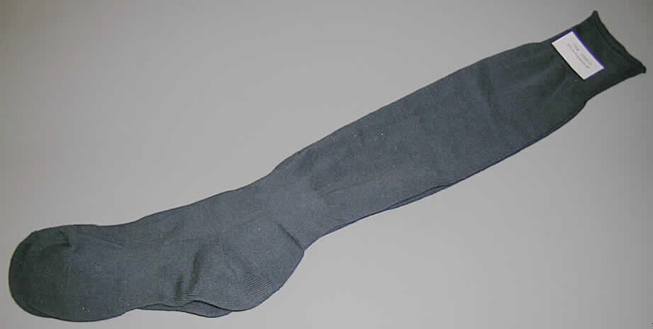 Kniestrümpfe, sog. Sportsocken, Größe L, in Erwachsenengröße, siehe beigefügtes Foto,
- aus bis zu ca. 2,4 mm dicken, einfarbigen, unterschiedlich strukturierten Gewirken aus 
  lt. Antrag 98 % Polyamid und 2 % Elasthan (beides synthetische Chemiefasern),
- lt. ergänzenden Antragsangaben mit einem Titer der einfachen Garne von 466,66 dtex 
  (u.a. deshalb keine Damenstrümpfe der Unterposition  6115 20), 
- schlauchförmig abgepasst gewirkt und an den Fußspitzen durch Zusammennähen 
  konfektioniert,
- mit ausgearbeiteter Ferse, 
- am oberen Rand mit einem ca. 9 cm hohen, elastischen, gerippten Abschluss,
- bis zu den Knie reichend (aufgrund der Länge - nicht über die Knie reichend - keine 
  Strümpfe für Frauen der Unterposition 6115 9391).