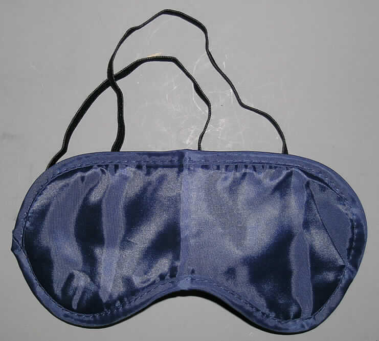 Andere konfektionierte Spinnstoffware, sog. Schlafbrille, siehe beigefügtes Foto,
- in den Abmessungen von ca. 20 cm x 9 cm,
- vierlagig gearbeitet, bestehend aus zwei Außenlagen aus einfarbigen Geweben aus 
  lt. Antrag Nylon (synthetische Chemiefaser), einer Zwischenlage aus 
  Schaumkunststoff und einer Zwischenlage aus Vliesstoff der Position 5603, 
- durch Zusammennähen zugeschnittener Teile konfektioniert, 
- mit zwei seitlich angenähten, elastischen Bändern ausgestattet,
- dient der Abdunkelung der Augen beim Schlafen oder auf Reisen,
- nicht handgearbeitet.