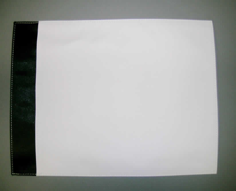 Andere konfektionierte Spinnstoffware, sog. Lasche, Schultertasche groß, siehe beigefügtes Foto,
- dient als Überschlagklappe für eine sog. Schultertasche,
- in den Abmessungen: 35,5 cm x 27 cm,
- aus zwei an den Rändern zusammengenähten Geweben aus Spinnstoffen; bei den miteinander
  vernähten Geweben handelt es sich jeweils um zweilagige, durch Kleben miteinander
  verbundene Flächenerzeugnisse mit einer Außen- und Innenlage aus unterschiedlichen,
  einfarbigen Geweben aus Spinnstoffen; am Rand einer Seite mit einem ca. 4,5 cm breiten
  Streifen aus einfarbigen Geweben der Position 5903 (das Gewebe ist auf der Innenseite mit
  einer Zellkunststofffolie überzogen, das Gewebe bildet jedoch die Außenseite, ist dicht
  gewebt und dient daher nicht nur der Verstärkung (somit keine Meterware des Kapitels 39)),
- durch Zusammennähen konfektioniert,
- am Rand einer Seite mit einem aufgenähten Flauschband aus Geweben (Gegenstück von einem
  Klettverschluss),
- nicht handgearbeitet,
- die Ware weist nicht die wesentlichen Beschaffenheitsmerkmale einer fertigen Tasche auf 
  und ist daher als Teil und somit als eigenständige Ware einzureihen,
- keine Ware des Kapitels 42 (insbesondere nicht der Position 4202), da Teile von Waren der 
  Position 4202 nicht vom Kapitel 42 erfasst werden.