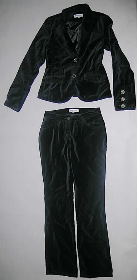 Kostüm (Hosenanzug) für Frauen, bestehend aus Jacke (Blazer) und langer Hose, sog. 
Damenkombination (Order No. 229124), Größe 36, siehe Fotos,
- aus 1,1 mm dicken, einfarbigen Samtgeweben aus lt. Antrag 100 % Baumwolle,
- vollständig aus ein und demselben Flächenerzeugnis hergestellt und gleich in Struktur, Stil, 
  stofflicher Zusammensetzung, Farbe und Größe; gemeinsam in einem Polybeutel verpackt,
- erfüllt die Voraussetzungen zur Einreihung als Kostüm (Hosenanzug) der Unterposition
  6204 1200, daher keine Kombination der Unterposition 6204 2280,
- Jacke: 
-- über die Taille reichend (Rückenlänge: 60 cm),
-- mit einem Reverskragen, 
-- vorn mit einer durchgehenden Öffnung von rechts über links geknöpft (Frauenkleidung),
-- mit langen Ärmeln, an den Abschlüssen mit geknöpften Schlitzen, 
-- mit zwei eingesetzten Taschen unterhalb der Taille,
-- in acht Bahnen gearbeitet, tailliert und körpernah geschnitten,
-- mit einem leichten Taftfutter ausgestattet,
-- hinten mit einem 13 cm hoch reichenden Mittelschlitz,
-- am unteren Rand gesäumt,
- lange Hose:
-- in der Taille abschließend, mit einem ca. 3 cm breiten, angesetzten Bund, mit Gürtelschlaufen,
-- vorn mit einer Öffnung mit einem bis zum Bund reichenden Reißverschluss, mit Patte; am Bund mit 
   Knopfverschluss von rechts über links (Frauenkleidung),
-- mit zwei eingesetzten Taschen vorn und zwei aufgesetzten Gesäßtaschen,
-- mit knöchellangen Hosenbeinen, an den Beinabschlüssen gesäumt.