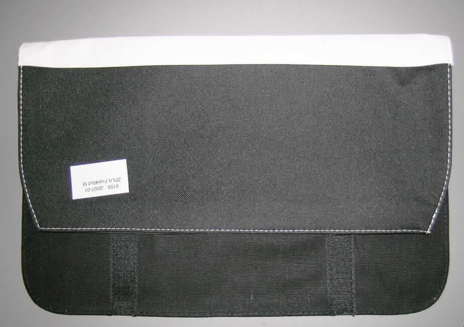 Andere konfektionierte Spinnstoffware, sog. Lasche, Kuriertasche, siehe beigefügtes Foto,
- dient als Überschlagklappe für eine sog. Kuriertasche,
- in den Abmessungen: 42,5 cm x 38 cm,
- aus zwei an den Rändern zusammengenähten Geweben aus Spinnstoffen; bei den miteinander
  vernähten Geweben handelt es sich um einfache Gewebe, um zweilagige, durch Kleben miteinander
  verbundene Flächenerzeugnisse mit einer Außen- und Innenlage aus unterschiedlichen,
  einfarbigen Geweben aus Spinnstoffen und um einseitig (Innenseite) mit einer Kunststofffolie
  (kein Zellkunststoff) überzogene, einfarbige Gewebe der Position 5903,
- durch Zusammennähen konfektioniert,
- am Rand einer Seite mit einem aufgenähten Flauschband aus Geweben, am Randbereich der anderen
  Seite mit zwei aufgenähten Hakenbändern aus Geweben (beides Gegenstücke von einem
  Klettverschluss),
- nicht handgearbeitet,
- die Ware weist nicht die wesentlichen Beschaffenheitsmerkmale einer fertigen Tasche auf 
  und ist daher als Teil und somit als eigenständige Ware einzureihen,
- keine Ware des Kapitels 42 (insbesondere nicht der Position 4202), da Teile von Waren der 
  Position 4202 nicht vom Kapitel 42 erfasst werden.