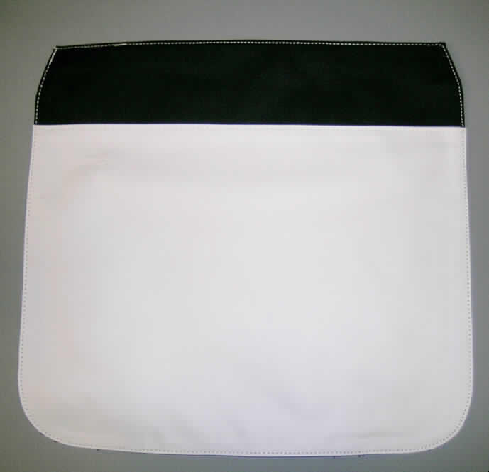 Andere konfektionierte Spinnstoffware, sog. Lasche, Reportertasche, siehe beigefügtes Foto,
- dient als Überschlagklappe für eine sog. Reportertasche,
- in den Abmessungen: 38,5 cm x 36 cm,
- aus zwei an den Rändern zusammengenähten Geweben aus Spinnstoffen; bei den miteinander
  vernähten Geweben handelt es sich um einfache Gewebe, um zweilagige, durch Kleben miteinander
  verbundene Flächenerzeugnisse mit einer Außen- und Innenlage aus unterschiedlichen,
  einfarbigen Geweben aus Spinnstoffen und um einseitig (Innenseite) mit einer Kunststofffolie
  (kein Zellkunststoff) überzogene, einfarbige Gewebe der Position 5903,
- durch Zusammennähen konfektioniert,
- am Rand einer Seite mit einem aufgenähten Flauschband aus Geweben, am Randbereich der anderen
  Seite mit zwei aufgenähten Hakenbändern aus Geweben (beides Gegenstücke von einem
  Klettverschluss),
- nicht handgearbeitet,
- die Ware weist nicht die wesentlichen Beschaffenheitsmerkmale einer fertigen Tasche auf 
  und ist daher als Teil und somit als eigenständige Ware einzureihen,
- keine Ware des Kapitels 42 (insbesondere nicht der Position 4202), da Teile von Waren der 
  Position 4202 nicht vom Kapitel 42 erfasst werden.