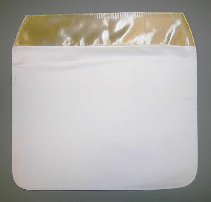 Andere konfektionierte Spinnstoffware, sog. Lasche, Schultertasche mittel gold, siehe
beigefügtes Foto,
- dient als Überschlagklappe für eine sog. Schultertasche,
- in den Abmessungen: 32 cm x 31 cm,
- aus zwei an den Rändern zusammengenähten Geweben aus Spinnstoffen; bei den miteinander
  vernähten Geweben handelt es sich jeweils um zweilagige, durch Kleben miteinander
  verbundene Flächenerzeugnisse mit einer Außen- und Innenlage aus unterschiedlichen,
  einfarbigen Geweben aus Spinnstoffen; am Rand einer Seite mit einem ca. 6 cm breiten
  Streifen aus einfarbigen Geweben der Position 5903 (das Gewebe ist auf der Innenseite mit
  einer Zellkunststofffolie überzogen, das Gewebe bildet jedoch die Außenseite, ist dicht
  gewebt und dient daher nicht nur der Verstärkung (somit keine Meterware des Kapitels 39)),
- durch Zusammennähen konfektioniert,
- am Rand einer Seite mit einem aufgenähten Flauschband aus Geweben (Gegenstück von einem
  Klettverschluss),
- nicht handgearbeitet,
- die Ware weist nicht die wesentlichen Beschaffenheitsmerkmale einer fertigen Tasche auf 
  und ist daher als Teil und somit als eigenständige Ware einzureihen,
- keine Ware des Kapitels 42 (insbesondere nicht der Position 4202), da Teile von Waren der 
  Position 4202 nicht vom Kapitel 42 erfasst werden.