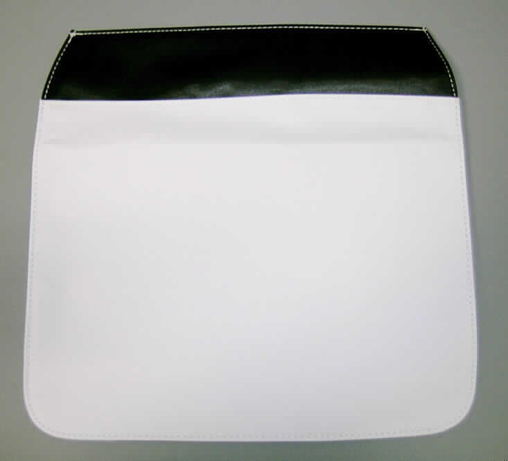 Andere konfektionierte Spinnstoffware, sog. Lasche, Schultertasche mittel silber, siehe
beigefügtes Foto,
- dient als Überschlagklappe für eine sog. Schultertasche,
- in den Abmessungen: 32 cm x 31 cm,
- aus zwei an den Rändern zusammengenähten Geweben aus Spinnstoffen; bei den miteinander
  vernähten Geweben handelt es sich jeweils um zweilagige, durch Kleben miteinander
  verbundene Flächenerzeugnisse mit einer Außen- und Innenlage aus unterschiedlichen,
  einfarbigen Geweben aus Spinnstoffen; am Rand einer Seite mit einem ca. 6 cm breiten
  Streifen aus einfarbigen Geweben der Position 5903 (das Gewebe ist auf der Innenseite mit
  einer Zellkunststofffolie überzogen, das Gewebe bildet jedoch die Außenseite, ist dicht
  gewebt und dient daher nicht nur der Verstärkung (somit keine Meterware des Kapitels 39)),
- durch Zusammennähen konfektioniert,
- am Rand einer Seite mit einem aufgenähten Flauschband aus Geweben (Gegenstück von einem
  Klettverschluss),
- nicht handgearbeitet,
- die Ware weist nicht die wesentlichen Beschaffenheitsmerkmale einer fertigen Tasche auf 
  und ist daher als Teil und somit als eigenständige Ware einzureihen,
- keine Ware des Kapitels 42 (insbesondere nicht der Position 4202), da Teile von Waren der 
  Position 4202 nicht vom Kapitel 42 erfasst werden.