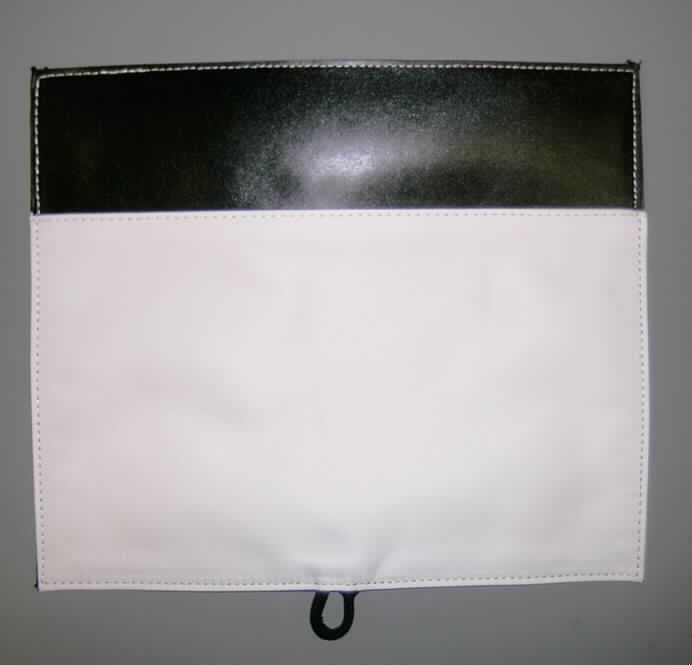 Andere konfektionierte Spinnstoffware, sog. Lasche, Damen Handtasche, siehe beigefügtes Foto,
- dient als Überschlagklappe für eine sog. Handtasche,
- in den Abmessungen: 26 cm x 22 cm,
- aus zwei an den Rändern zusammengenähten Geweben aus Spinnstoffen; bei den miteinander
  vernähten Geweben handelt es sich auf der einen Seite um einfache Gewebe und auf der
  anderen Seite um zweilagige, durch Kleben miteinander verbundene Flächenerzeugnisse mit
  einer Außen- und Innenlage aus unterschiedlichen, einfarbigen Geweben aus Spinnstoffen;
  am Rand einer Seite mit einem ca. 6 cm breiten Streifen aus auf der Außenseite mit Kunststoff
  überzogenem Leder,
- durch Zusammennähen konfektioniert,
- am Rand einer Seite mit einem aufgenähten Flauschband aus Geweben (Gegenstücke von einem
  Klettverschluss), am Rand der anderen Seite mit einer kleinen Lasche aus Geweben,
- nicht handgearbeitet,
- die Ware weist nicht die wesentlichen Beschaffenheitsmerkmale einer fertigen Tasche auf 
  und ist daher als Teil und somit als eigenständige Ware einzureihen,
- keine Ware des Kapitels 42 (insbesondere nicht der Position 4202), da Teile von Waren der 
  Position 4202 nicht vom Kapitel 42 erfasst werden.