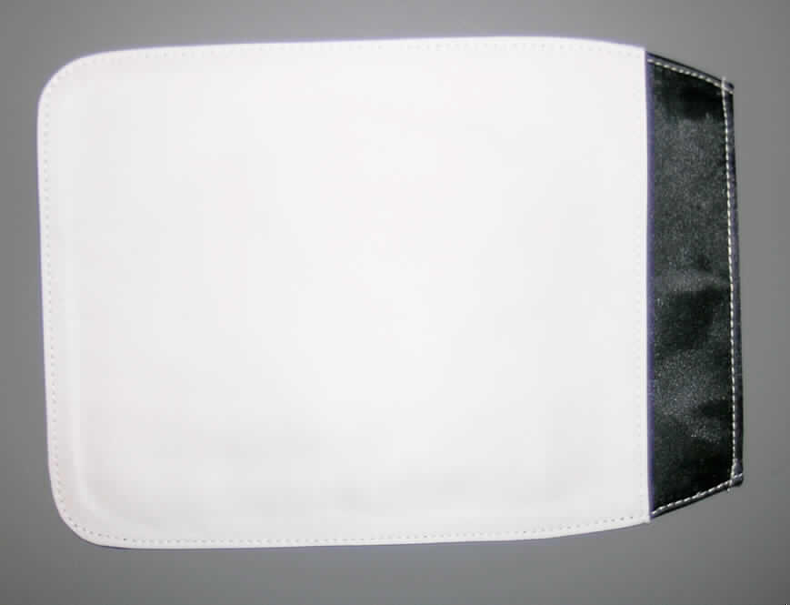 Andere konfektionierte Spinnstoffware, sog. Lasche, Schultertasche klein, siehe beigefügtes Foto,
- dient als Überschlagklappe für eine sog. Schultertasche,
- in den Abmessungen: 25,5 cm x 18 cm,
- aus zwei an den Rändern zusammengenähten Geweben aus Spinnstoffen; bei den miteinander
  vernähten Geweben handelt es sich jeweils um zweilagige, durch Kleben miteinander
  verbundene Flächenerzeugnisse mit einer Außen- und Innenlage aus unterschiedlichen,
  einfarbigen Geweben aus Spinnstoffen; am Rand einer Seite mit einem ca. 3 cm breiten
  Streifen aus einfarbigen Geweben der Position 5903 (das Gewebe ist auf der Innenseite mit
  einer Zellkunststofffolie überzogen, das Gewebe bildet jedoch die Außenseite, ist dicht
  gewebt und dient daher nicht nur der Verstärkung (somit keine Meterware des Kapitels 39)),
- durch Zusammennähen konfektioniert,
- am Rand einer Seite mit drei Oberteilen eines Druckknopfverschlusses aus unedlem Metall,
- nicht handgearbeitet,
- die Ware weist nicht die wesentlichen Beschaffenheitsmerkmale einer fertigen Tasche auf 
  und ist daher als Teil und somit als eigenständige Ware einzureihen,
- keine Ware des Kapitels 42 (insbesondere nicht der Position 4202), da Teile von Waren der 
  Position 4202 nicht vom Kapitel 42 erfasst werden.